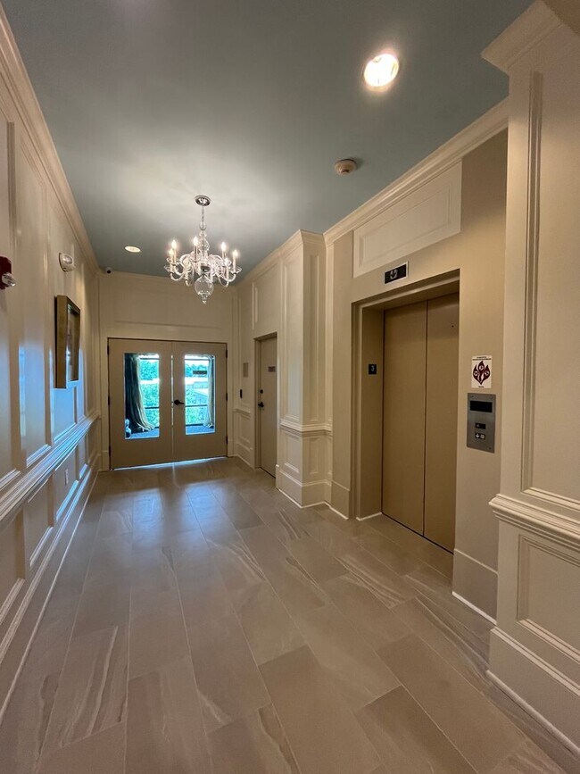 Building Photo - Modern condo  in the center of shopping , restaurants and entertainment venues.