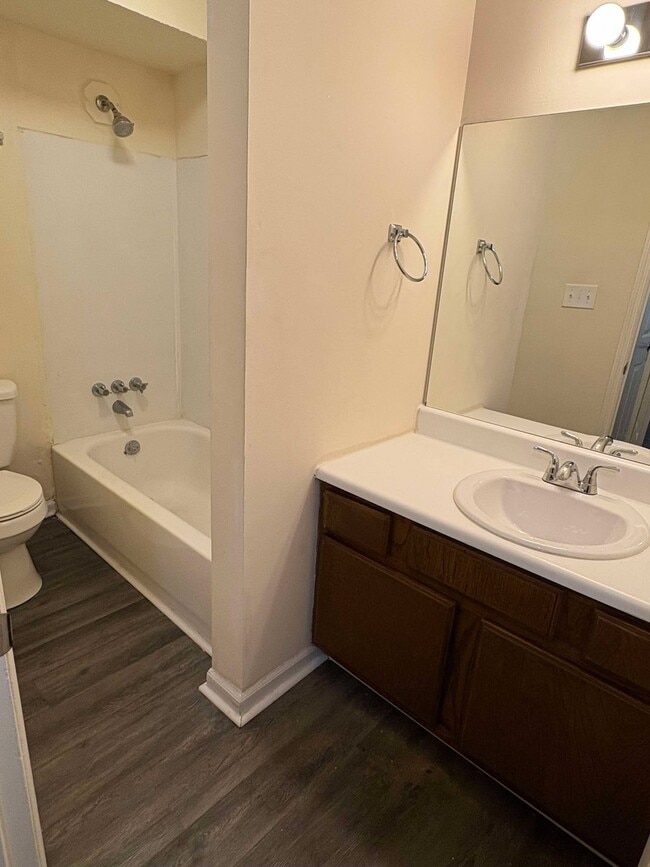 Building Photo - 1301 Kenilwood Way