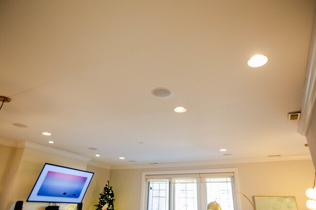 Building Photo - 843 W Fletcher St