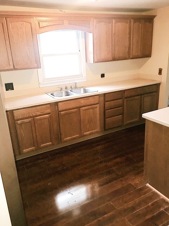 Building Photo - 2 bedroom/ 1 bathroom ranch with porch on double lot available!