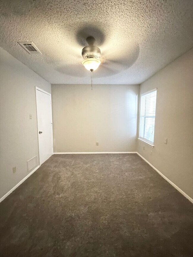 Building Photo - Available Now- 3/2 1 car garage 1 block fr...