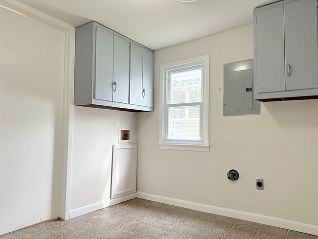 Building Photo - 2 bed, 1 bath Seaford Home with a Private Yard!