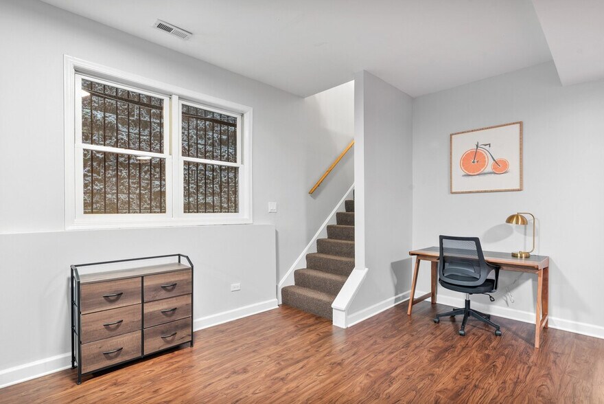 Building Photo - 1044 N California Ave