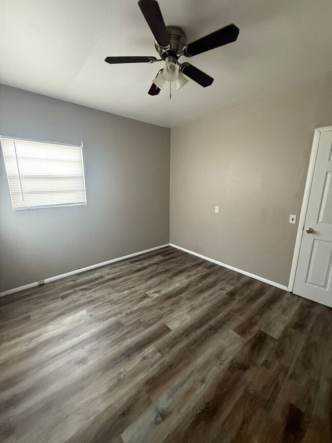 Building Photo - Super Cute & Clean!