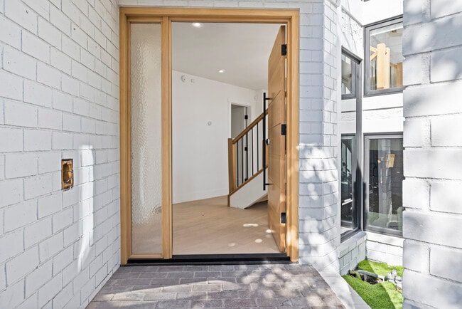 Building Photo - 1126 E Balboa Blvd