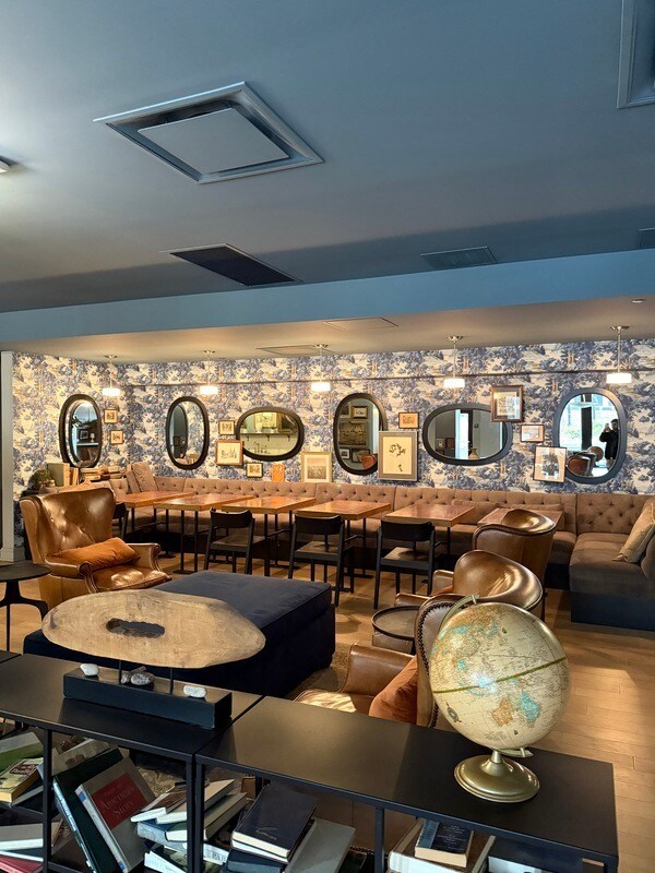 Building Photo - 28 E Adams St