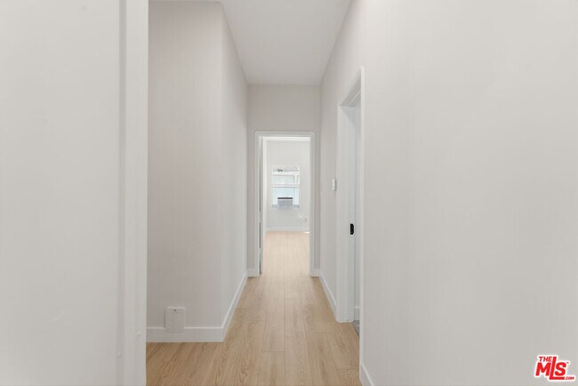 Building Photo - 833 1/4 N Alfred St