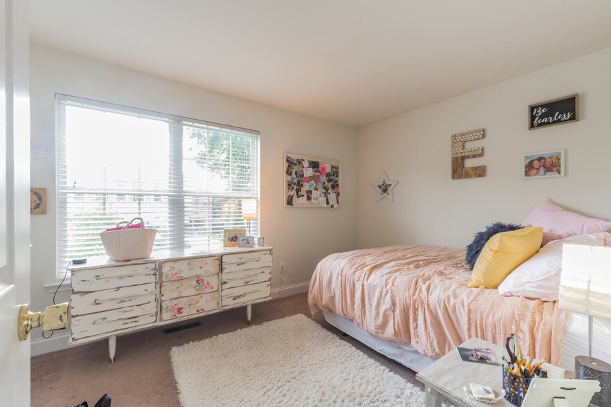 1st Bedroom - 5402 Wynnefield Ave