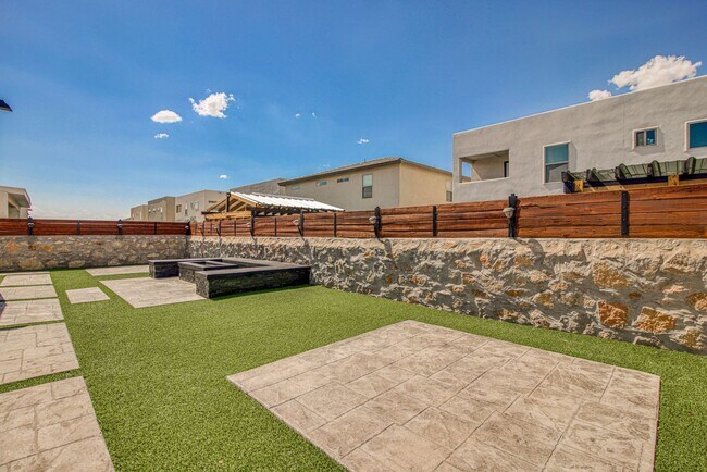 Building Photo - Beautiful  House 3 beds/3 baths. This Prop...