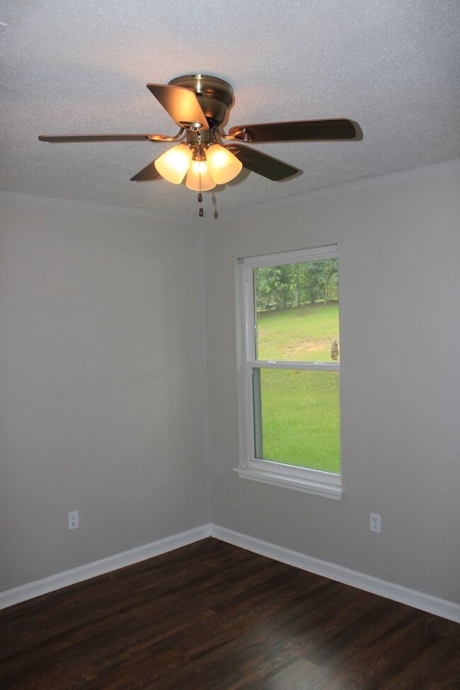 Building Photo - Charming 3BR/2BA Rental in Sand Ridge Neighbourhood