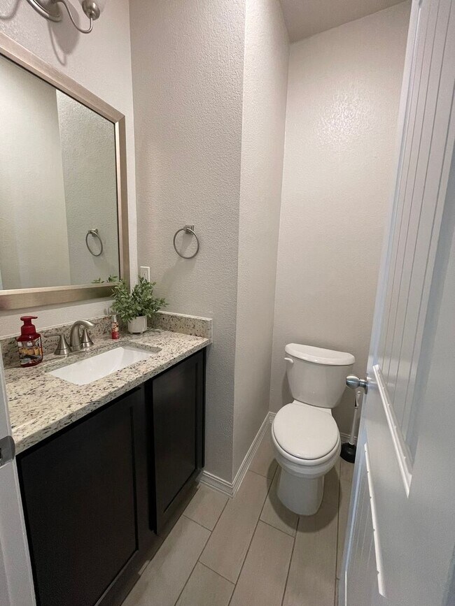 Building Photo - Modern Elegance Meets Prime Location – Stu...