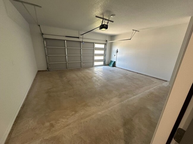 Building Photo - AVAILABLE NOW!