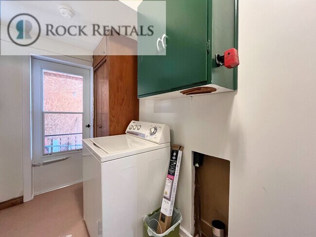 Building Photo - 2 Bed 1 Bath Country Home with New Basement