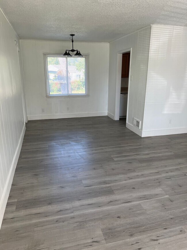 Building Photo - Spacious home - Great location!