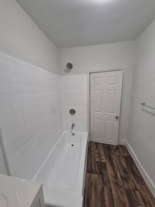 Building Photo - 3Bd/1Ba home minutes from Center City