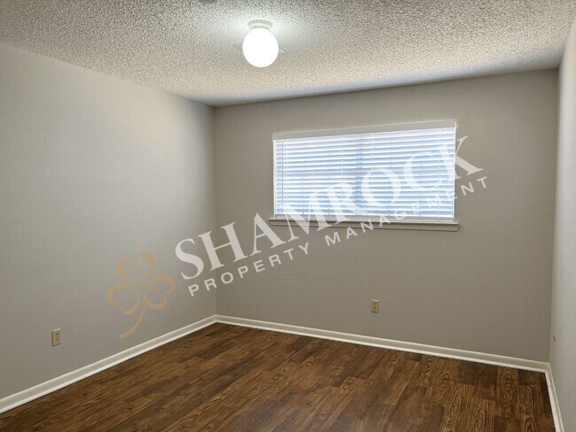 Building Photo - Convenient location close to shopping and Hwy 6!