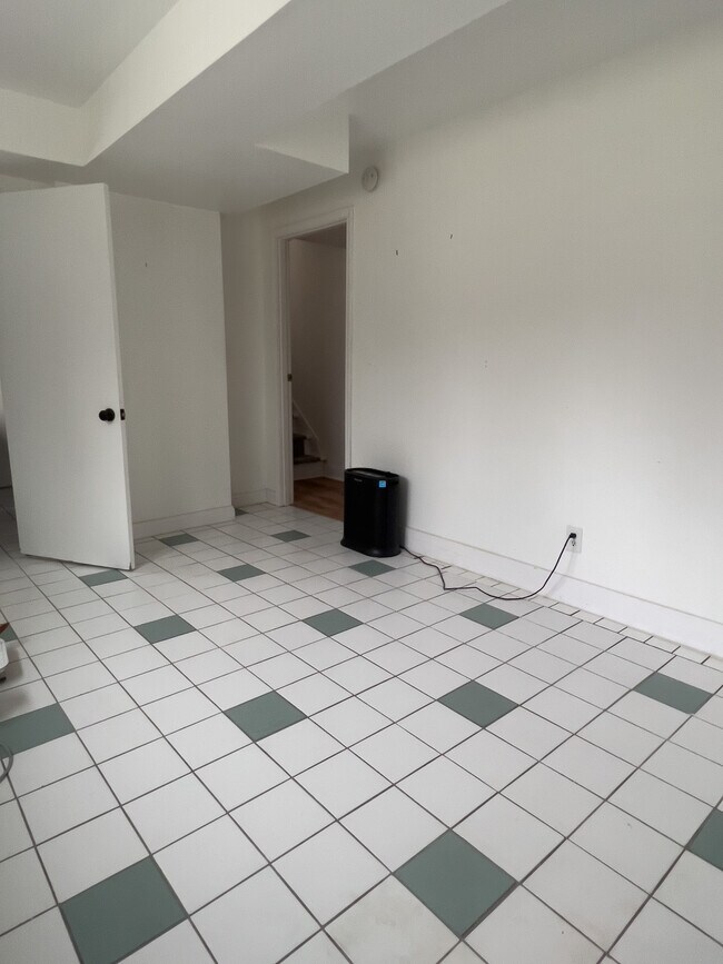 Building Photo - 10571 Center Rd