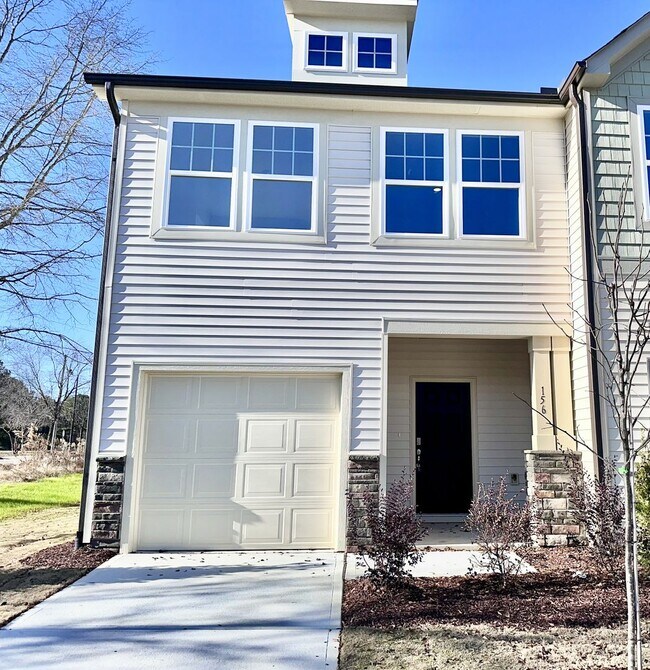 Building Photo - Bed 2.5 Bath End Unit Townhome In a Prime Location!!