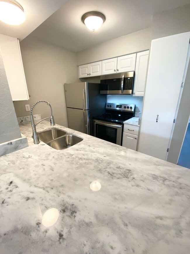 Building Photo - 1BD/1BA Condo located on the Germantown/Me...