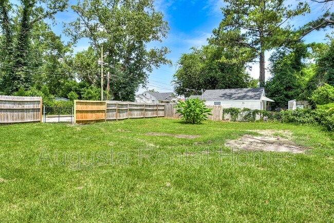 Building Photo - 1811 McDowell St
