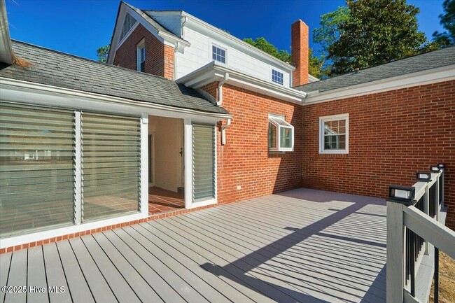 Building Photo - 300 Dogwood Ln