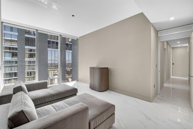 Building Photo - 700 NE 24th St