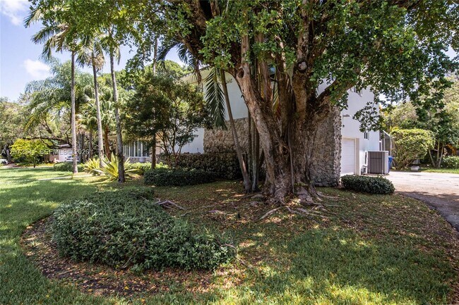 Building Photo - 12555 SW 69th Ct