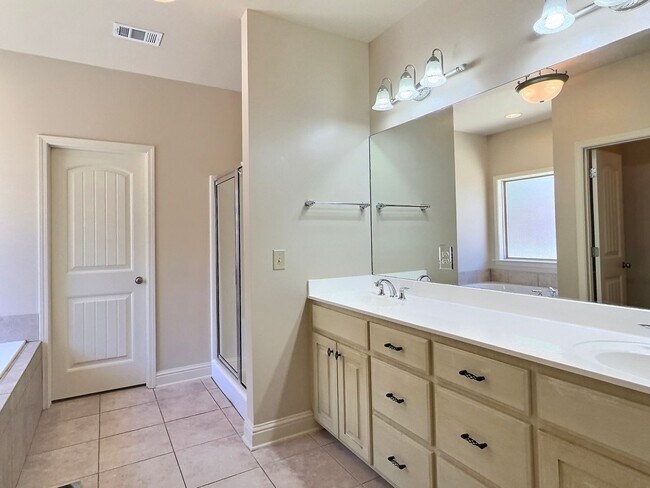 Building Photo - 4 Bed, 2 Full Bath Home w/ In-Ground Pool in Desirable Lake Forest!