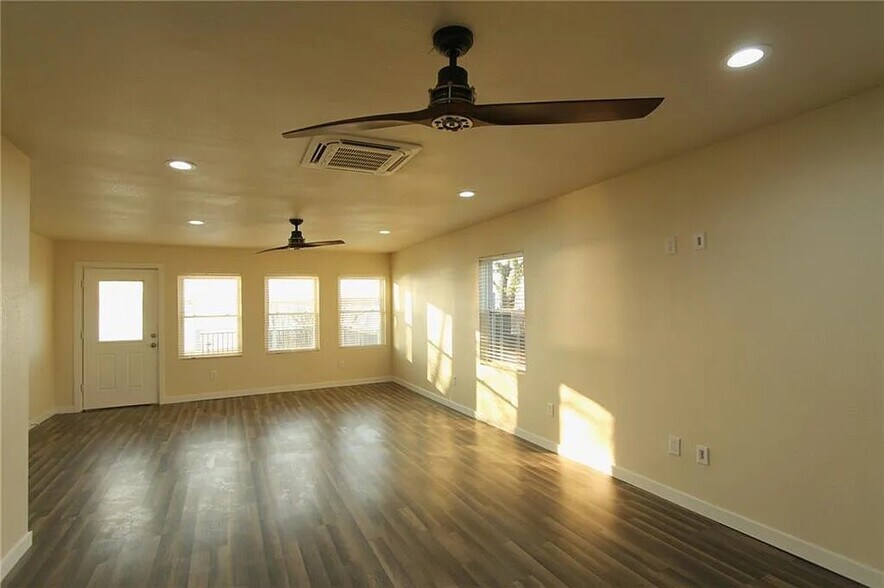 Livingroom - 516 Riney Rd