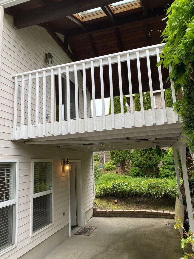 Building Photo - Beautiful custom home in Lakeshore Estates
