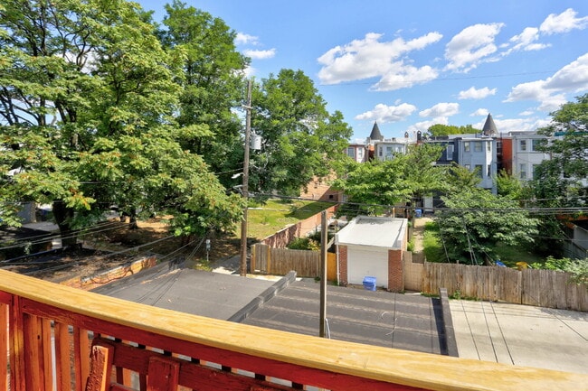 Building Photo - 3BD/1BA: Stunning Duplex in Baltimore City