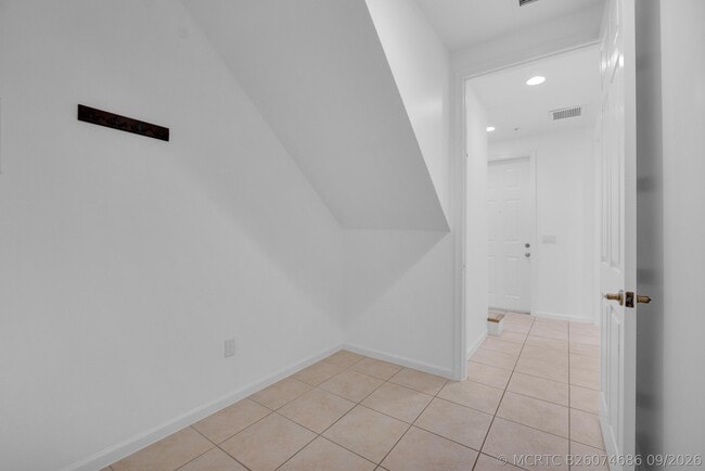 Building Photo - 3933 Monarch Ln