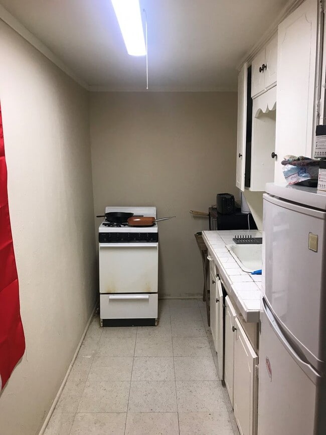 Building Photo - 620 W 24th St