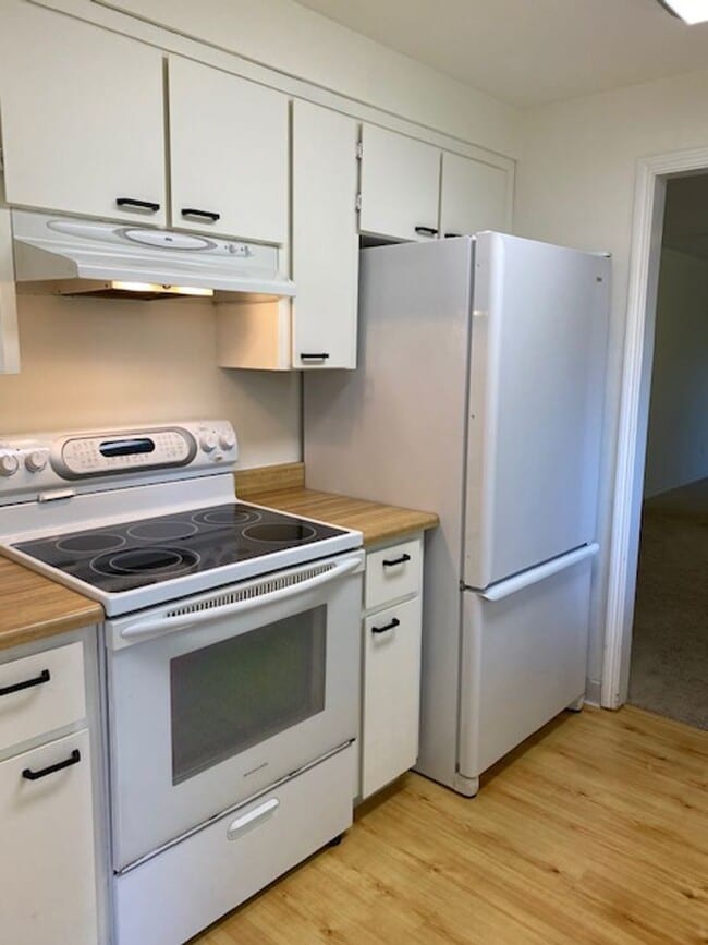 Building Photo - AVAILABLE FOR SHOWING ON 2/11