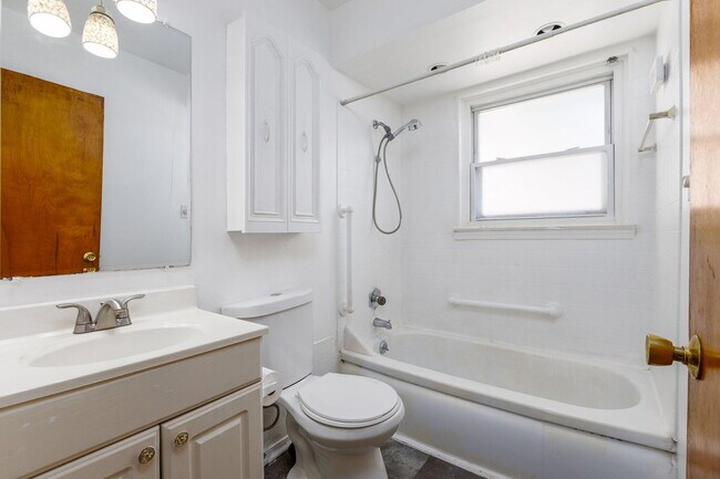 Building Photo - 266 W Goulson Ave