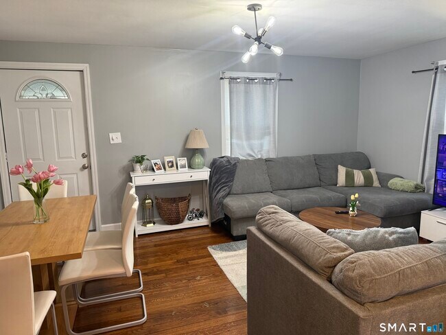 Building Photo - 507 Queen St