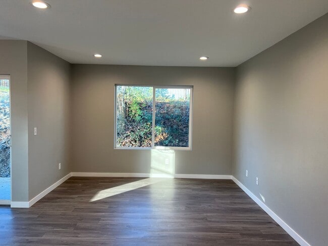 Building Photo - Newer 3 bedroom 2.5 bathroom duplex in Thu...