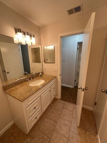 Building Photo - 1110 SW 19th Pl