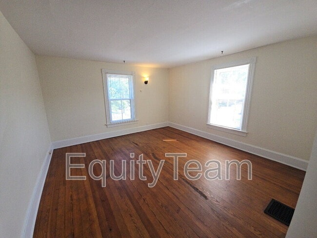 Building Photo - 137 S F St