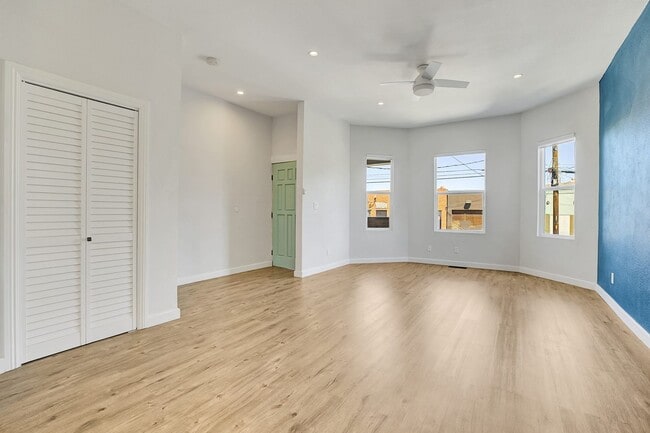 Building Photo - West Oakland Stylish 2/1 Flat - Completely...