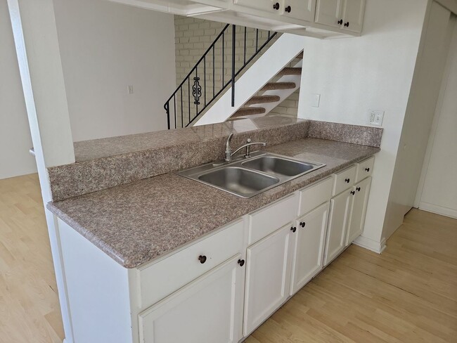 Building Photo - Nicely Upgraded 2 bedroom Townhouse
