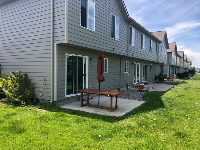 BACK SPACE - 464 W Shore Dr