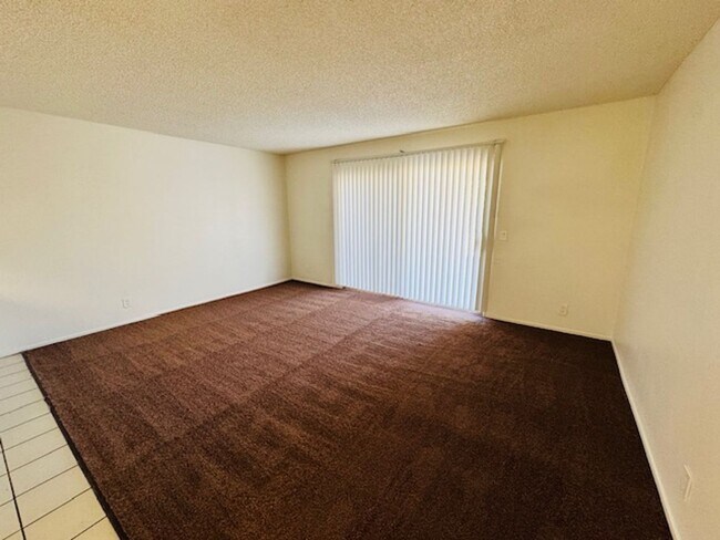 Building Photo - Remodeled and Spacious 4+2