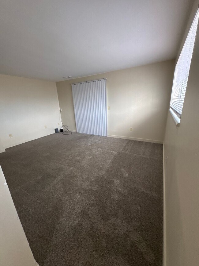 Building Photo - 568 E 250 N