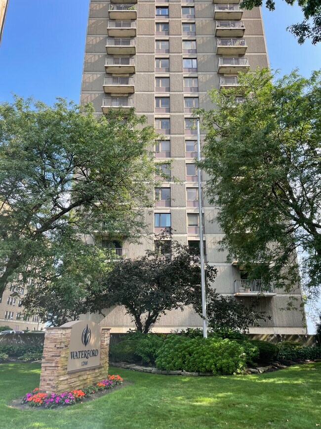 Building Photo - 12500 Edgewater Dr