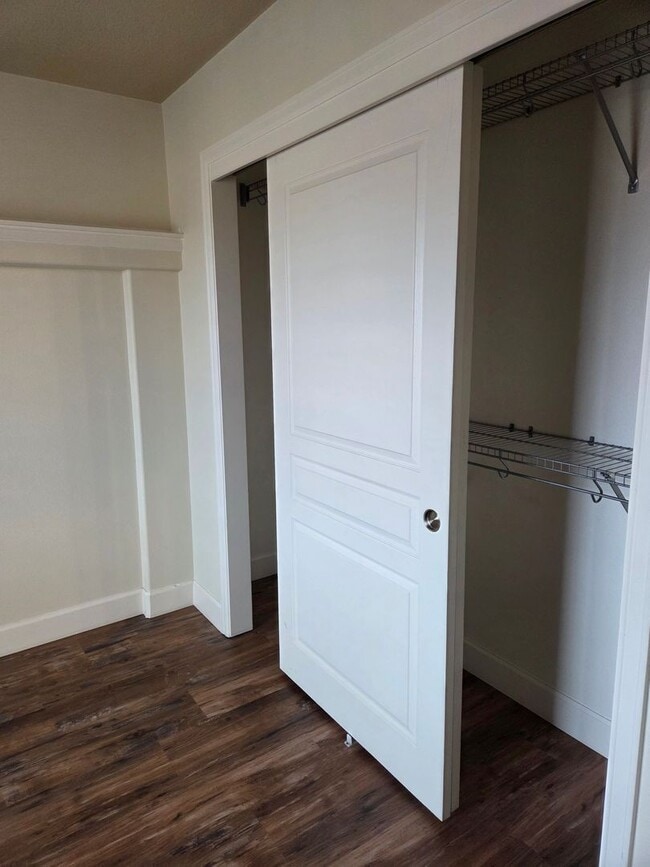 Building Photo - 2 story townhome close to trails! MOVIE IN SPECIAL