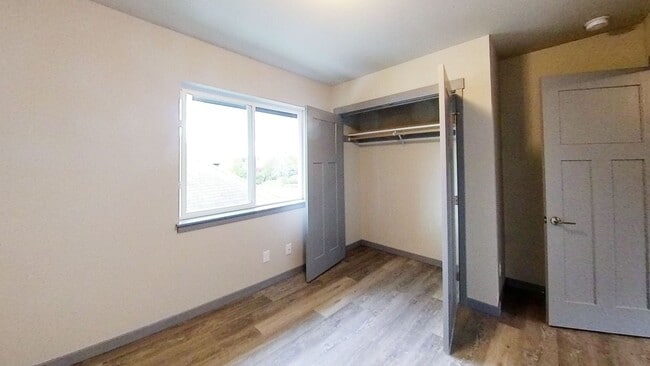 Building Photo - Newer 7 Bedroom 3 Bath unit!!!