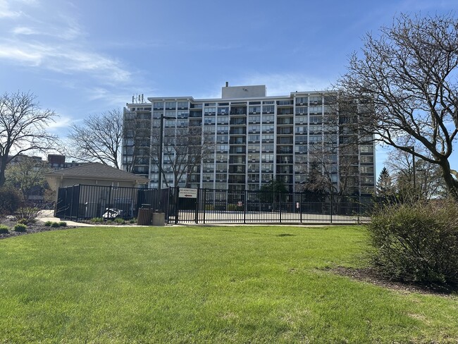 Building Photo - 8801 W Golf Rd