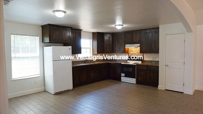 Building Photo - 9520 Prairieview Dr