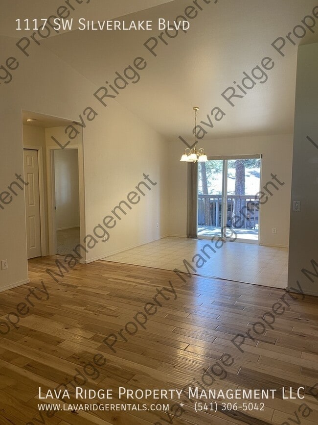 Building Photo - 1117 SW Silver Lake Blvd